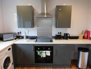 Fridge, microwave, oven, stovetop - 4 Bedroom, Newly Refurbished Home in East Kilbride (East Kilbride)