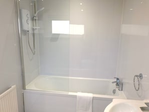 Shower, hair dryer, towels, shampoo - 4 Bedroom, Newly Refurbished Home in East Kilbride (East Kilbride)