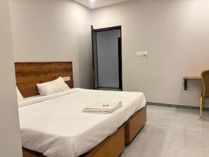 Dobbeltrom – deluxe, byutsikt | Wi-fi (inkludert) og sengetøy