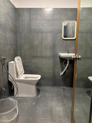 Dobbeltrom – deluxe, byutsikt | Bad