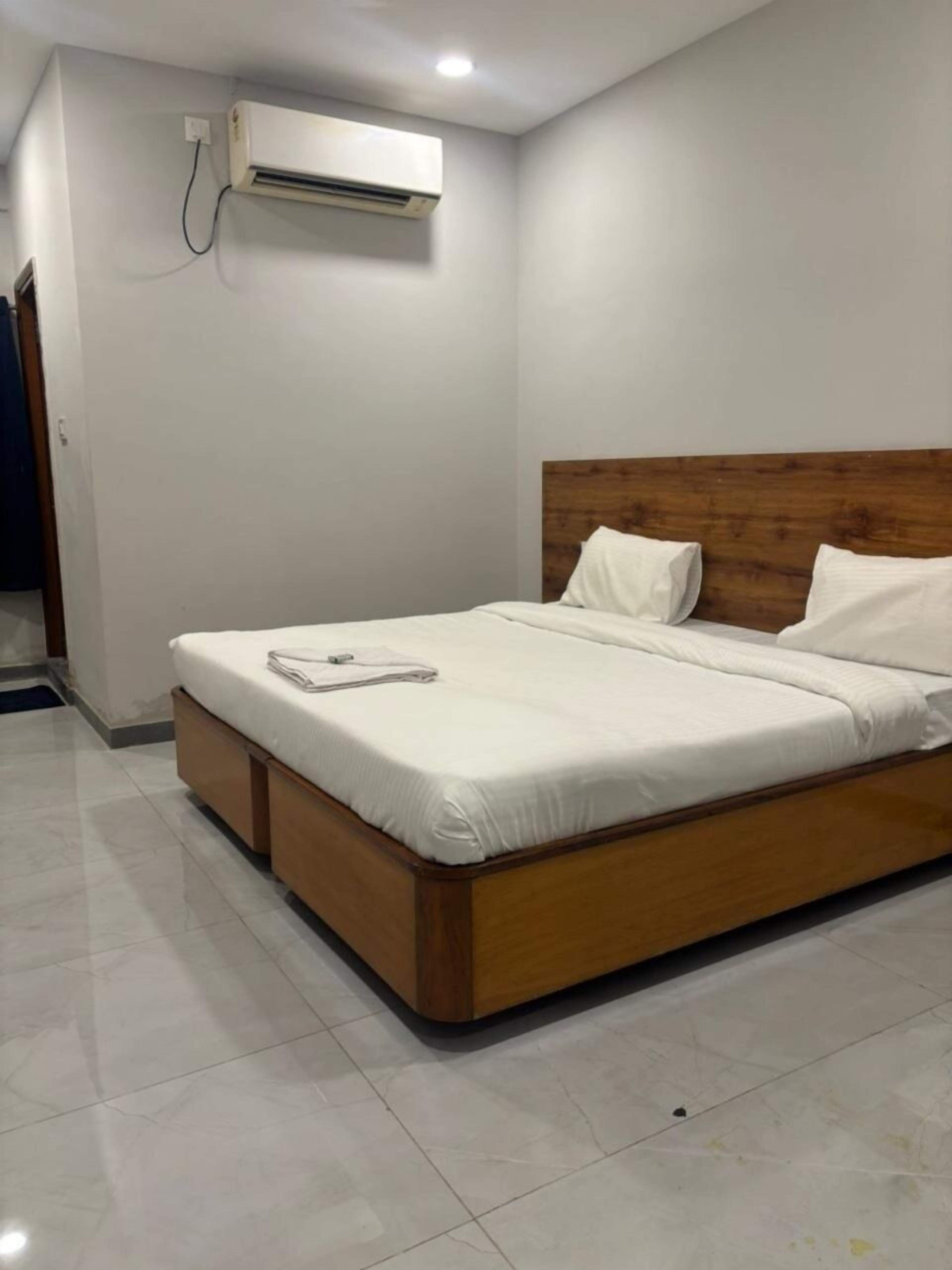 Deluxe Double Room, City View | Free WiFi, bed sheets