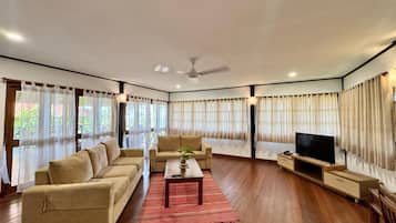 Villa, 3 chambres, vue établissement | Coin séjour | Télévision à écran plat de 43 pouces avec chaînes numériques, télévision