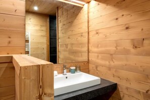Shower, hair dryer, towels, soap - Chalet La Louvière - Sauna - Spa (LA BRESSE)