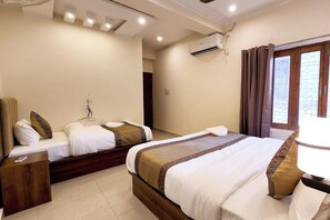 Deluxe Quadruple Room, City View | Free WiFi - Baba Town Homestay (Varanasi)