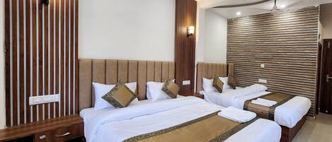 Habitación cuádruple Deluxe, vista a la ciudad | Wifi gratis