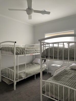 4 bedrooms, iron/ironing board, travel cot, free WiFi - Hughes Home (Port Hughes)