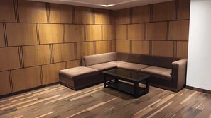 Suite – president | Oppholdsområde | En 43-tommers LCD-TV med Parabol-TV