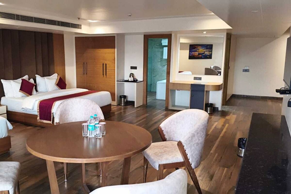 Presidential Suite | Egyptian cotton sheets, premium bedding, laptop workspace, soundproofing