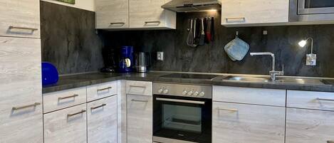 Een koelkast, een magnetron, een oven, een vaatwasser