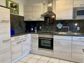 Een koelkast, een microgolfoven, een oven, een vaatwasser