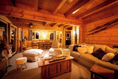 FAMILY CHALET AT LA JOUE DU LOUP, 50M FROM THE SLOPES FOR 14 PEOPLE