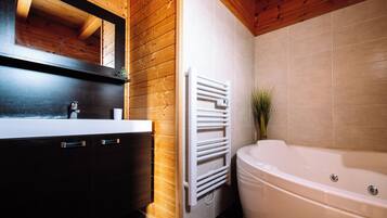 Douche, baignoire Ă jets, sĂšche-cheveux