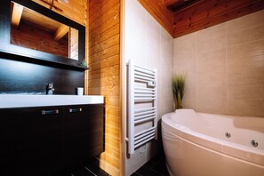 Douche, baignoire à jets, sèche-cheveux