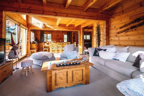 CHALET DE FAMILLE A LA JOUE DU LOUP, 50M DES PISTES POUR 14 PERSONNES