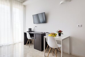 Apartamento, balcón | Zona de estar | Televisión de 35 pulgadas con canales digitales