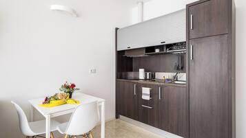Apartamento, balcón | Servicio de comidas en la habitación