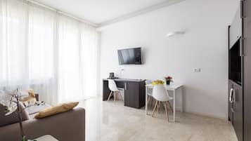 Apartment, Balkon | Wohnbereich | 35-Zoll-Fernseher mit Digitalempfang