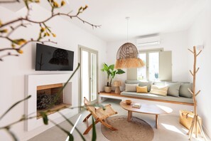 Flat-screen TV - Triotissa Local Living Residences (Paros)