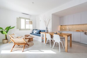 Superior 2 Bedroom Upper Floor Apartment, Sea View | Living area