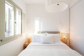 Desk, free cots/infant beds, free WiFi, bed sheets - Triotissa Local Living Residences (Paros)