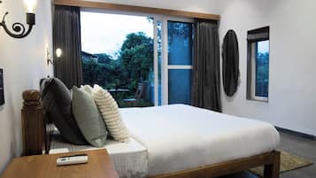 デラックス ルーム バルコニー ガーデンビュー | ノートパソコン用作業スペース、WiFi (無料)、ベッドシーツ