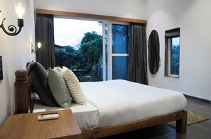 Espacio para trabajar con laptop, wifi gratis y ropa de cama