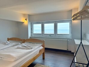 2 bedrooms, free WiFi, bed sheets - Sea view apartment with fireplace (Sassnitz)