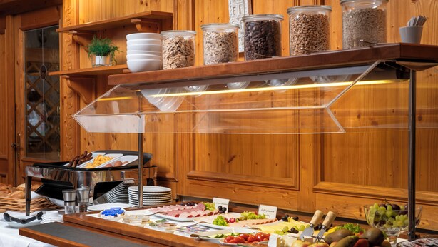 A buffet setup with various food items and condiments. - ARKADEN Hotel Kelkheim (Kelkheim)