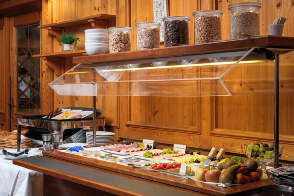 Tägliches Frühstücksbuffet (12 EUR pro Person)