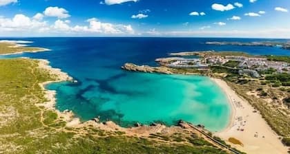 Lovely 2 bed apartment 8 mins walk to turquoise sea and golden sand beach