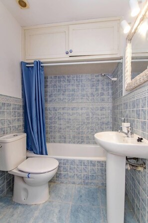 Towels, toilet paper - Lovely 2 bed apartment 8 mins walk to turquoise sea and golden sand beach  (Son Parc)