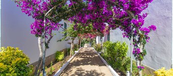 Lovely 2 bed apartment 8 mins walk to turquoise sea and golden sand beach