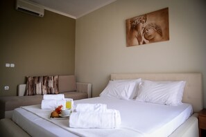 Comfort vierpersoonskamer, uitzicht op zee | Verduisterende gordijnen, geluiddichte muren