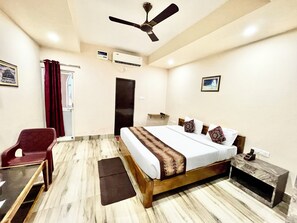 Meja kerja, ruang kerja ramah laptop, Wi-Fi gratis, dan seprai linen