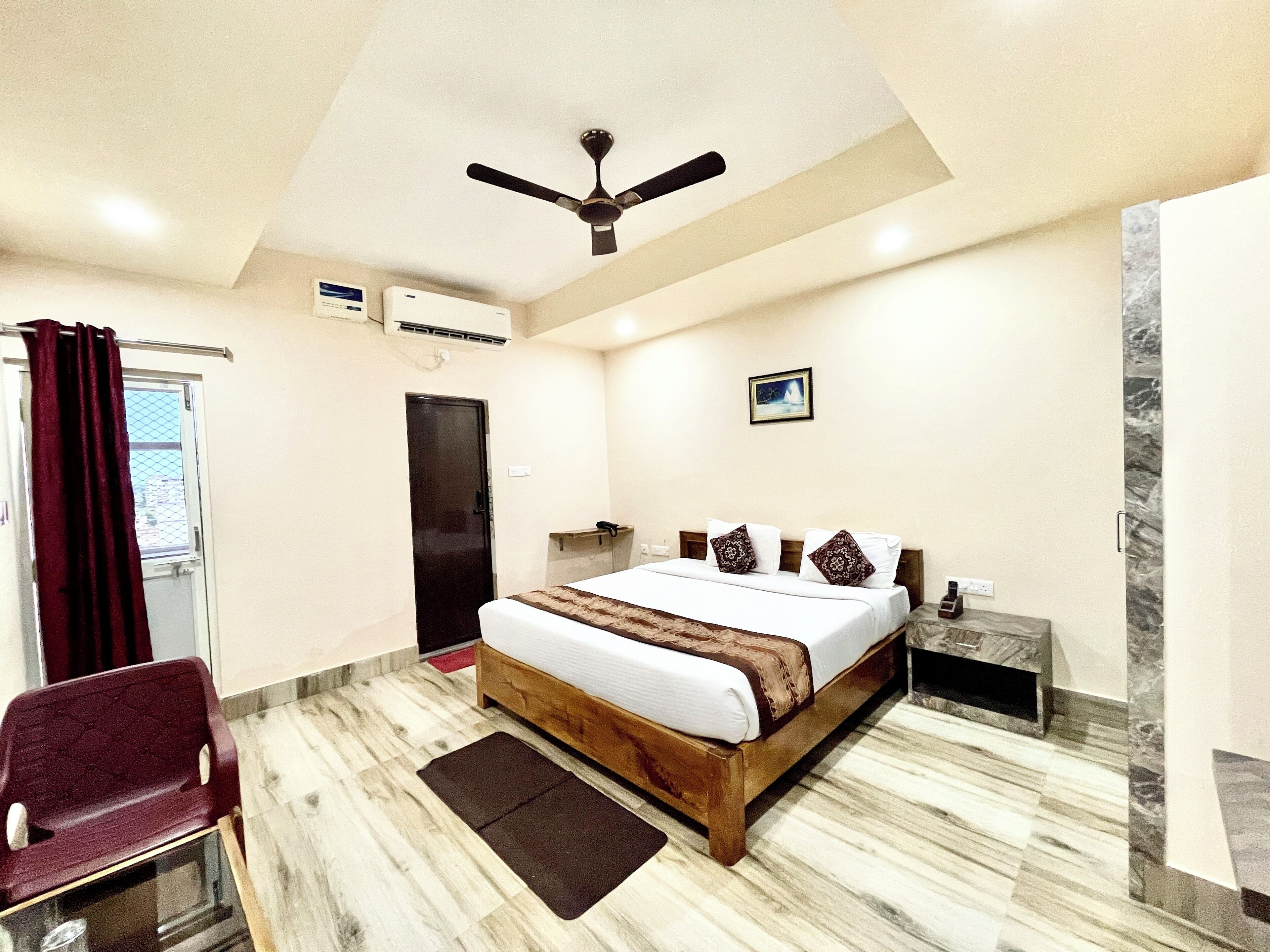 Desk, laptop workspace, free WiFi, bed sheets