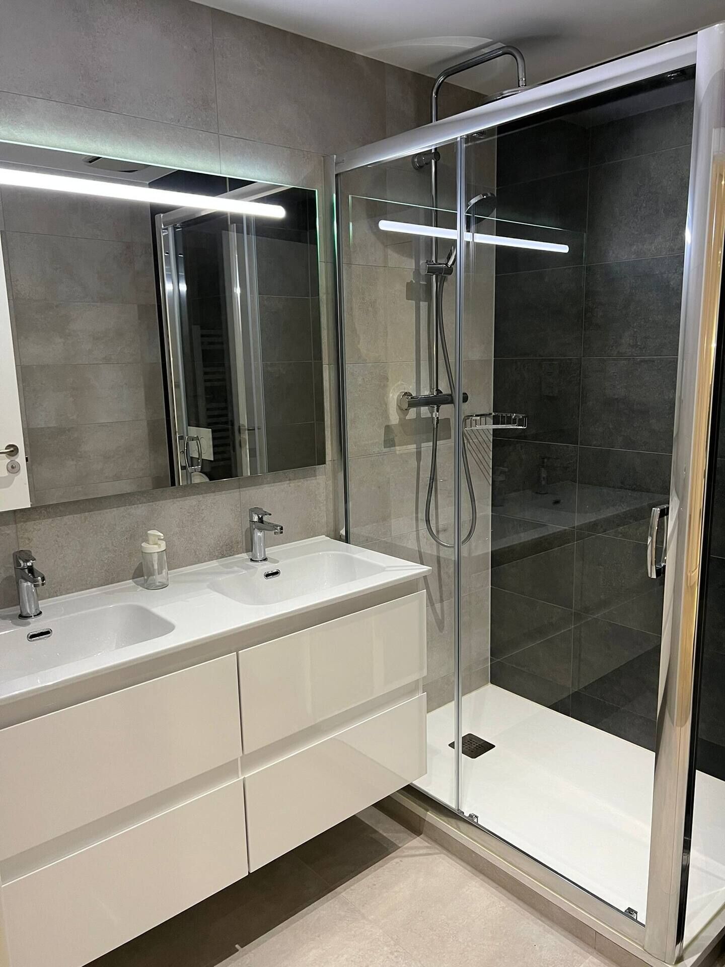 Dusche, Haartrockner, Handtücher, Seife