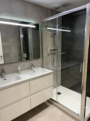 Shower, hair dryer, towels, soap - Brand New Studio Near The Beach, Gibraltar (Gibraltar)