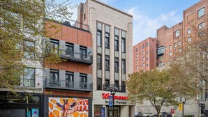 Una farmacia Walgreens con un mural de una jirafa en la fachada del edificio.