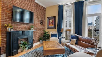 Een televisie en een kantoor