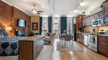 1 slaapkamer, een strijkplank/strijkijzer, wifi, beddengoed