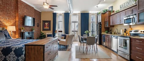 1 dormitorio, tabla de planchar con plancha, wifi y ropa de cama