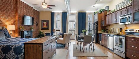 1 habitación, tabla de planchar con plancha, wifi y ropa de cama