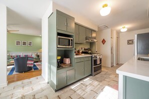 Een koelkast, een microgolfoven, een oven, een kookplaat