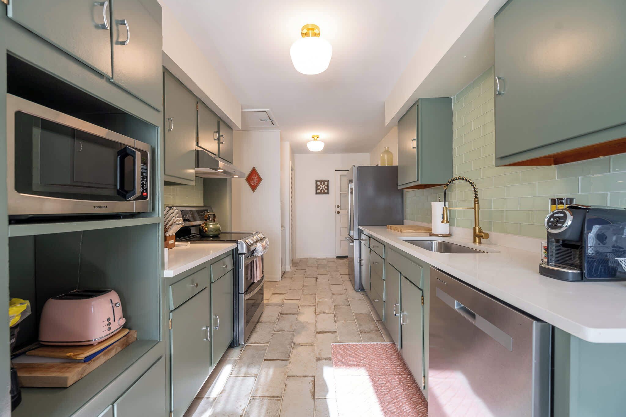 Kjøleskap, mikrobølgeovn, ovn og kokeplater