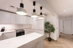 Refrigerador, microondas, horno, placa de cocina