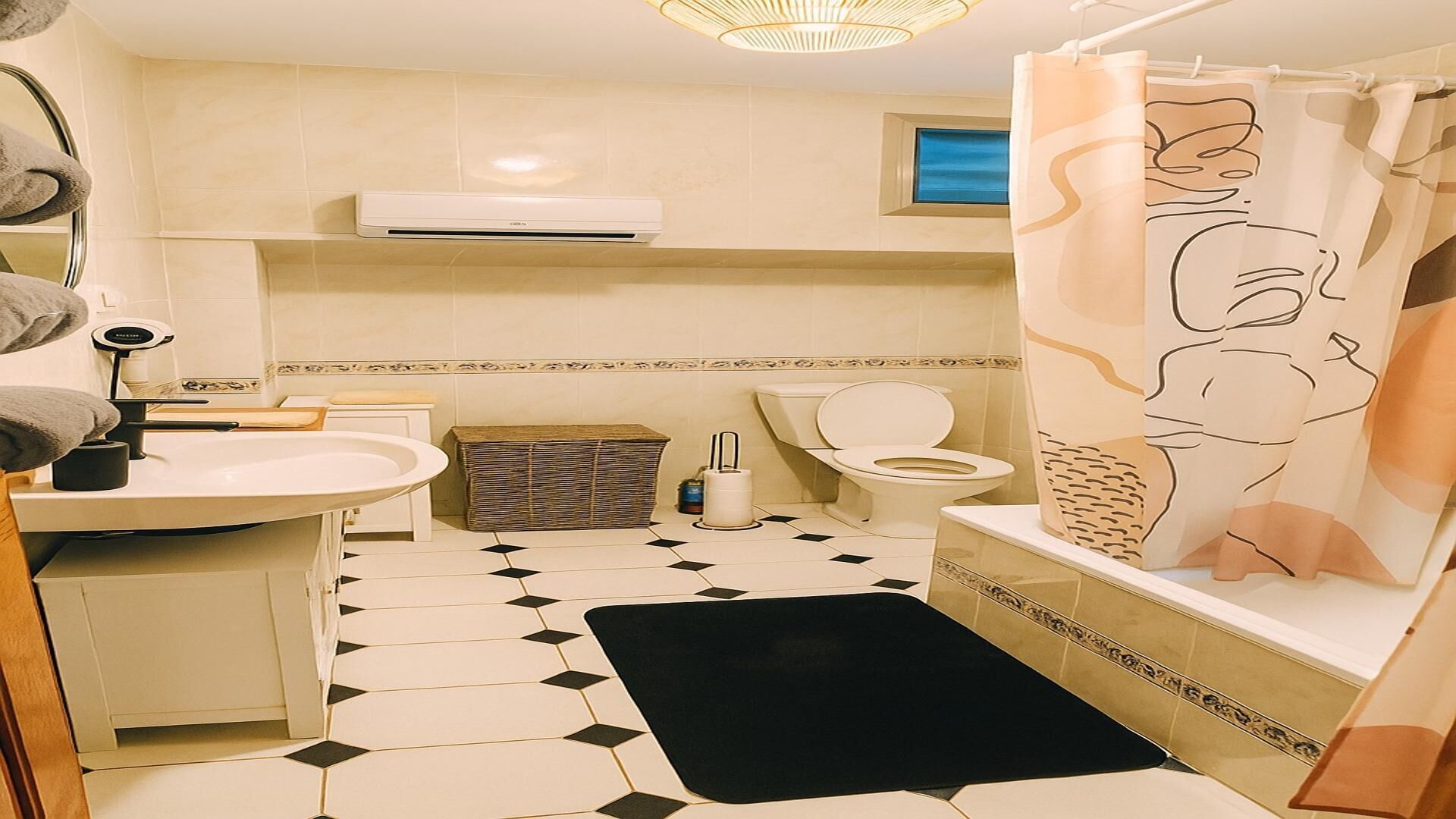 Haartrockner, Handtücher, Toilettenpapier