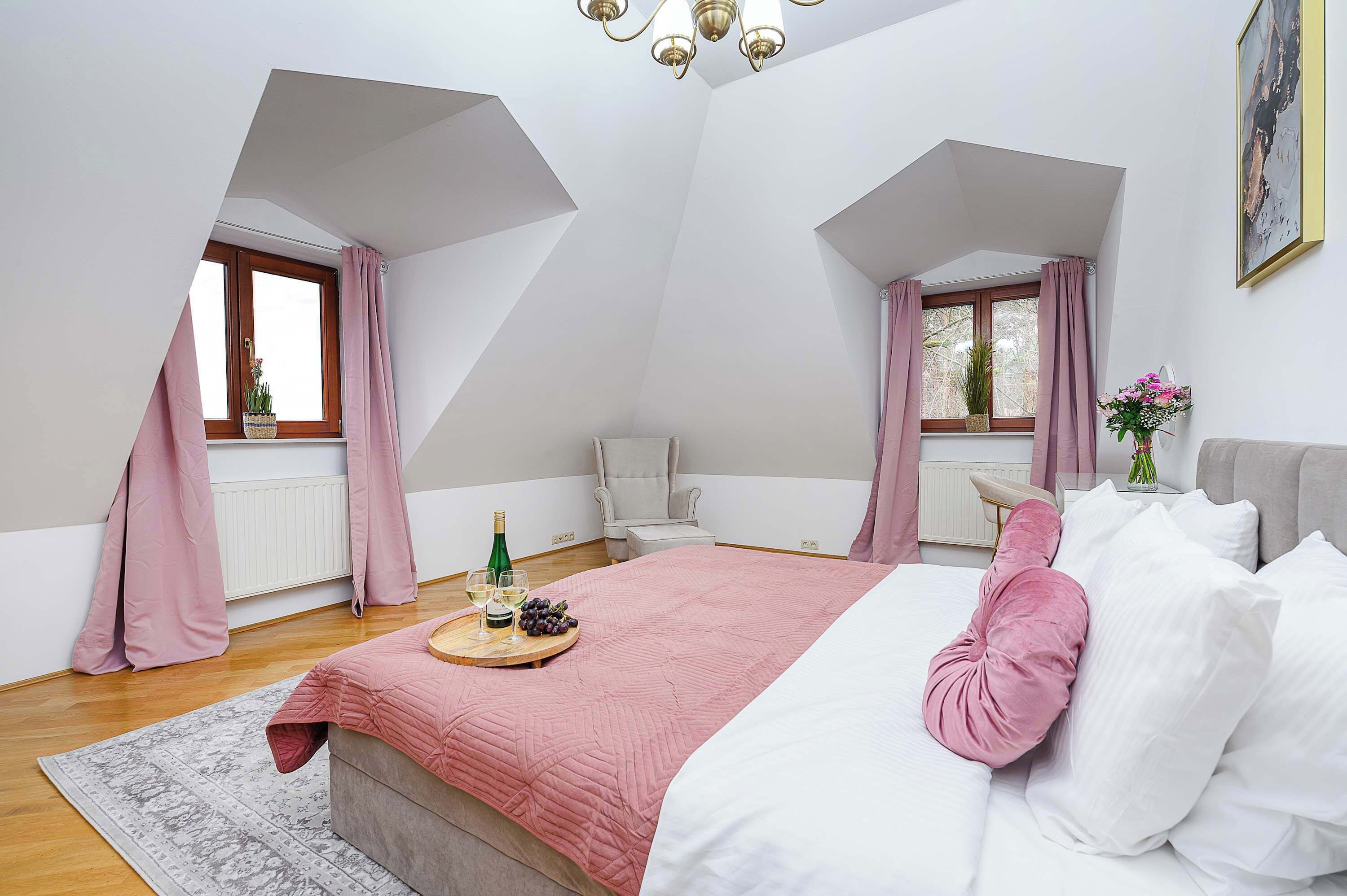 5 chambres, fer et planche à repasser, Wi-Fi, draps fournis
