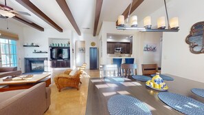 Smart TV, chimenea, oficina