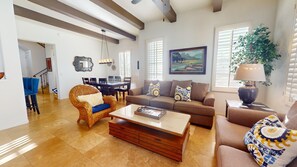 Smart TV, chimenea, oficina