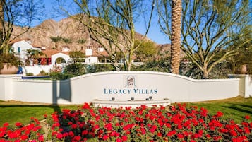Une enseigne indiquant l’emplacement de « Legacy Villas », offrant une vue dégagée sur l’architecture et l’aménagement paysager environnants.